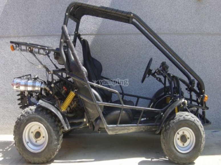 Un buggy fuoristrada Un buggy fuoristrada